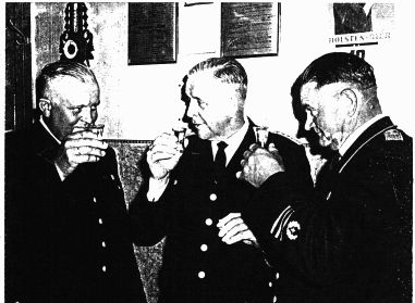 von links: Stellv. Wehrführer Bruno Peters, Kreisbrandmeister Bernhard Peters, Amtswehrführer Johannes Hack 