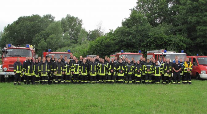 Feuerwehranwärter bestehen Abschlußprüfung