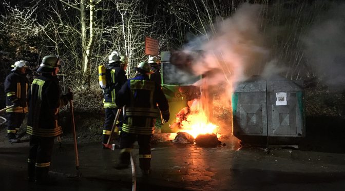 Bekleidungscontainer brennt